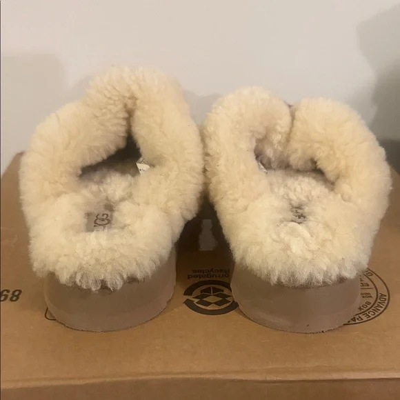 UGG Tan and Cream Shearling Slippers for kids - Picture 3 of 12